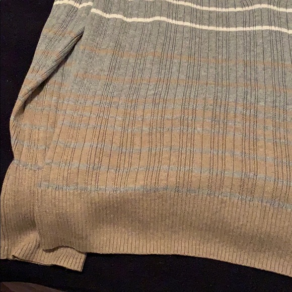 Nice lightweight sweater with look of shirt under - Picture 10 of 10